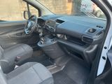 l'intérieur d'une petite voiture avec un volant et un tableau de bord