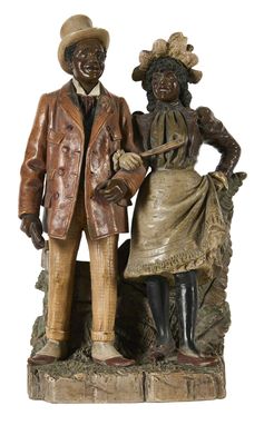 statue représentant un homme et une femme debout l'un à côté de l'autre