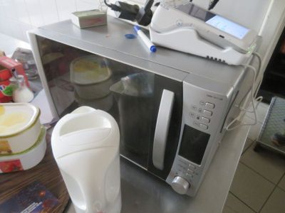 un micro-ondes posé sur un comptoir