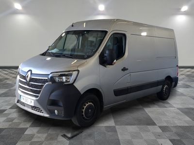 la photo d'une camionnette argentée sur un sol en damier