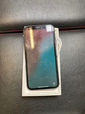 un gros plan d'un téléphone portable posé sur une boîte