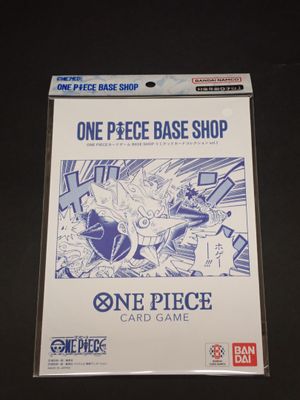 un gros plan sur un jeu de cartes en un seul morceau posé sur une table