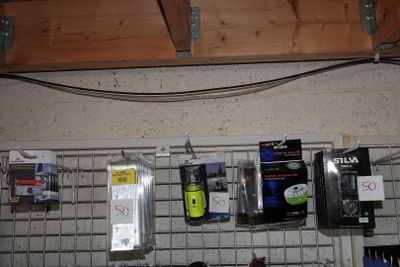 Il y a beaucoup d'appareils électroniques accrochés au mur dans ce garage