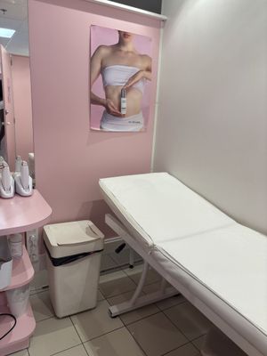 une chambre rose avec une table blanche et une chaise rose