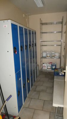 une image représentant une pièce dans laquelle se trouvent de nombreux casiers