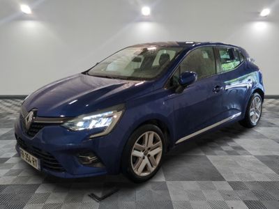 la voiture bleue est garée dans le garage sur un sol en damier