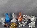 beaucoup d'objets en verre qui se trouvent sur la table