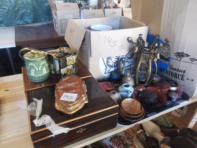 une table sur laquelle se trouvent de nombreux objets