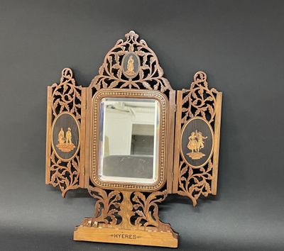un miroir posé sur une table