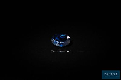 un gros plan d'un saphir bleu sur une surface noire