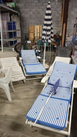Lot de 4 bains de soleil en plastique blanc, parasole avec son pi...