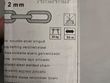 quelqu'un tient une boîte dans laquelle se trouve un bout de papier