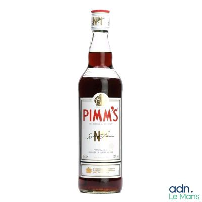 une bouteille de rhum posée sur une table