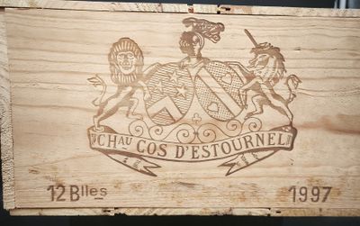une boîte en bois sur laquelle est représenté un blason
