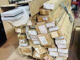 une pile de cartons posée sur une palette dans un entrepôt