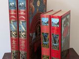 trois livres posés sur une table