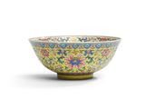 un bol jaune et bleu orné de motifs floraux