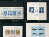 Quatre timbres différents sont exposés dans une vitrine.