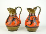 deux vases posés sur une surface blanche