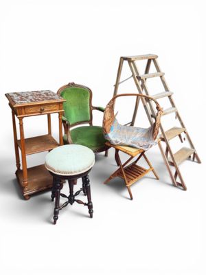 plusieurs meubles, dont une échelle, une chaise, un tabouret et un tabouret