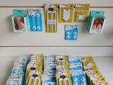 de nombreuses brosses à dents et tubes de dentifrice sur les rayons