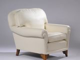 une image représentant un fauteuil en cuir blanc sur fond gris