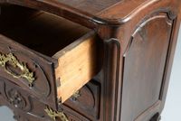 Commode à façade galbée en châtaignier teinté acajou mouluré… (photo 3)
