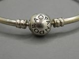 un gros plan d'un bracelet en argent orné d'une perle