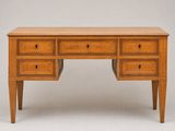 un bureau en bois avec trois tiroirs et un tiroir en dessous