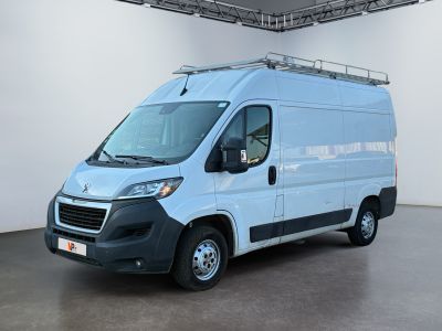 la photo d'une camionnette blanche garée dans une pièce