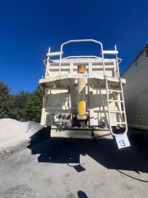 un camion blanc garé dans un parking
