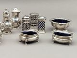 de nombreux objets en argent posés sur une table