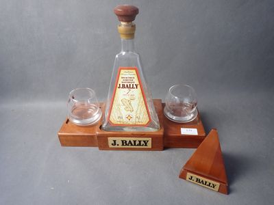 J. BALLY Présentoir publicitaire comprenant 1 bouteille et 2…