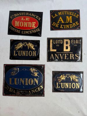cinq pancartes différentes sur un drap blanc sur lesquelles on peut lire : « syndicat », « syndicat », « syndicat », « syndicat », « syndicat », « syndicat », « syndicat », « syndicat », « syndicat », « syndicat », « syndicat »