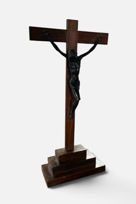 crucifix en bois représentant Jésus sur la croix, sur fond blanc