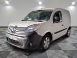 une camionnette blanche garée sur un sol en damier