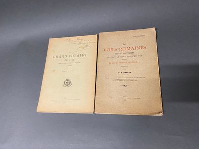 un vieux livre posé sur une table à côté d'un autre livre