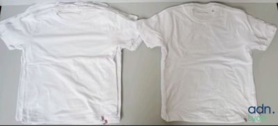 deux t-shirts blancs posés l'un à côté de l'autre sur une table