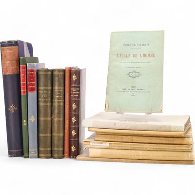 plusieurs livres sont empilés sur une surface blanche