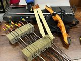 une table en bois sur laquelle sont posés tout un tas d'outils différents