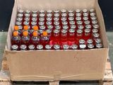 de nombreuses bouteilles de soda dans un carton posé sur une palette
