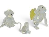 trois figurines représentant un singe et un autre singe assis l'un à côté de l'autre
