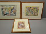 deux tableaux encadrés représentant une femme et un homme, posés sur une table