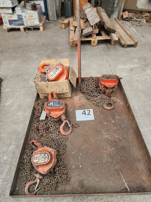 un plateau métallique sur lequel se trouvent des chaînes et d'autres objets