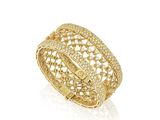 une bague en or jaune avec des diamants sur fond blanc