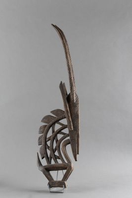gros plan d'une sculpture d'oiseau sur un socle