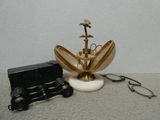 une petite horloge et une paire de lunettes posées sur une table