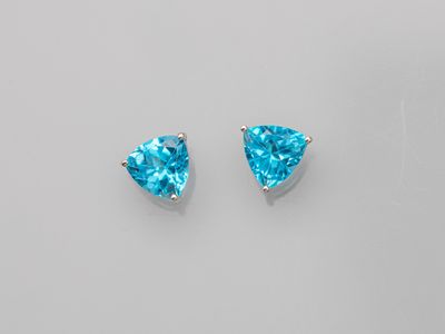 Paire de puces d'oreilles en or gris 750°/°° (18K), serties …