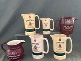 cinq types différents de tasses à café et un pichet