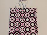 un sac rose et noir orné de cercles noirs et blancs